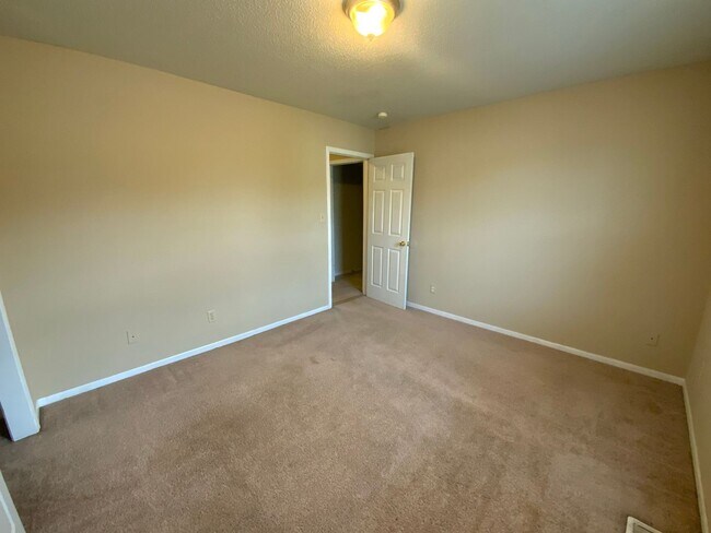 Building Photo - 3 Bedroom 2 Bathroom Duplex