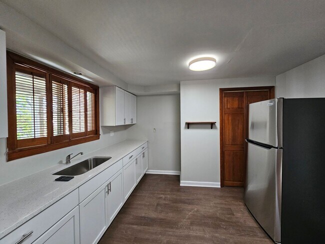 Building Photo - Newly updated 3 bedroom, 1 bath apartment ...