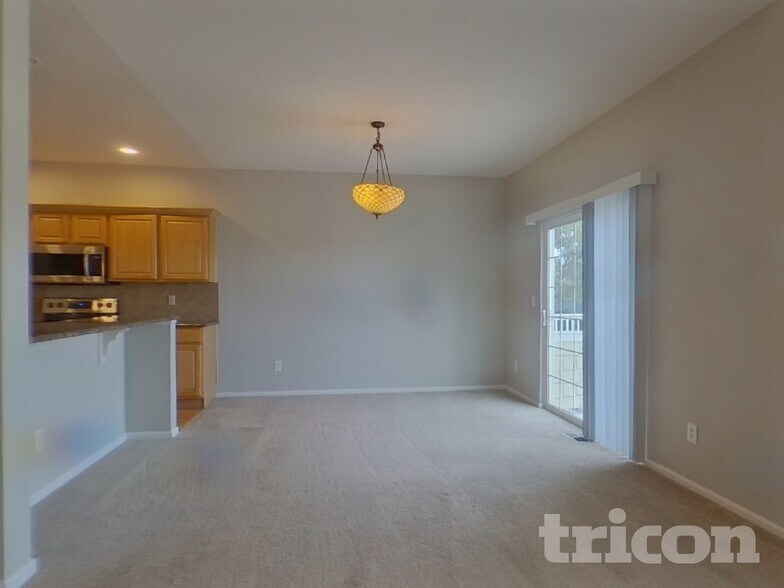 Building Photo - 8566 S Lewis Way