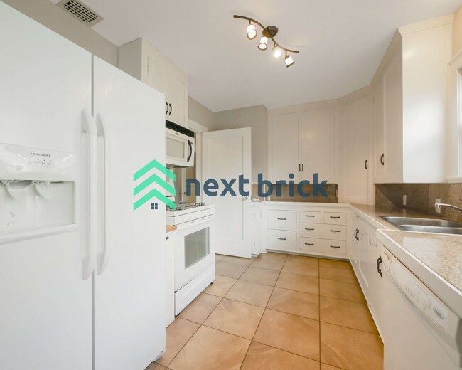 Building Photo - 4 Bed and 3 Bath Queen Anne Craftsman Hous...
