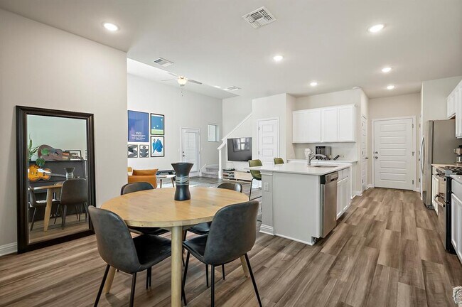 Building Photo - 8013 Lennon Dr