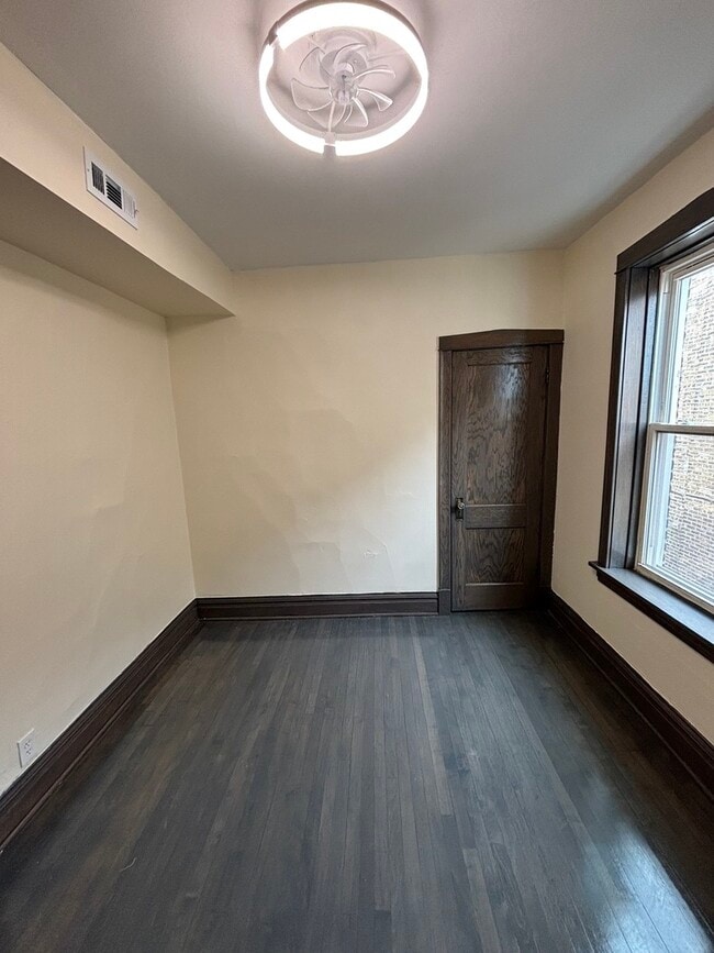 Building Photo - 1538 N Avers Ave