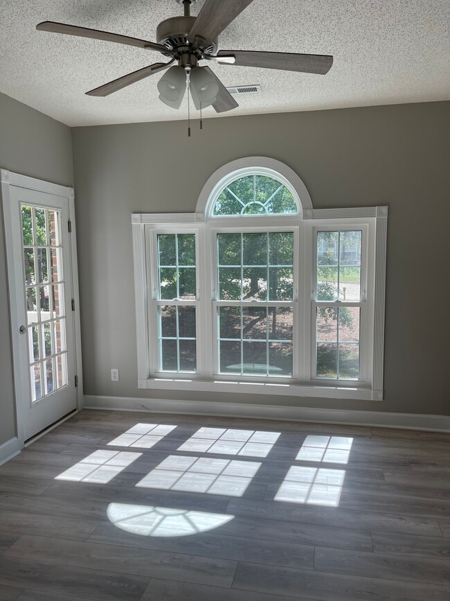 Building Photo - 674 Riverwalk Dr