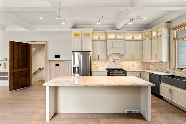 Building Photo - 6 Howland St