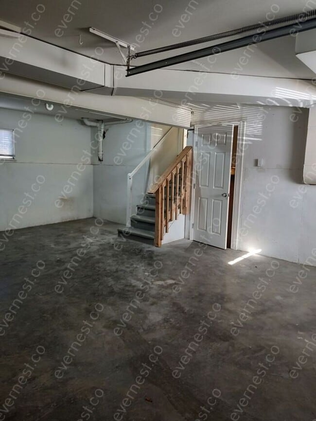 Building Photo - Charming 3-Bedroom Home with Fenced Yard a...