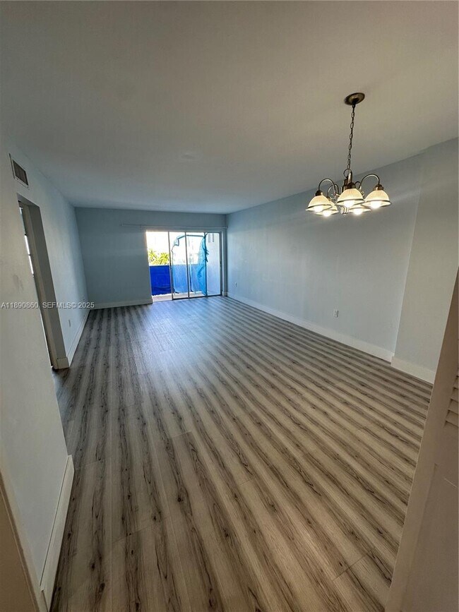 Building Photo - 400 Kings Point Dr