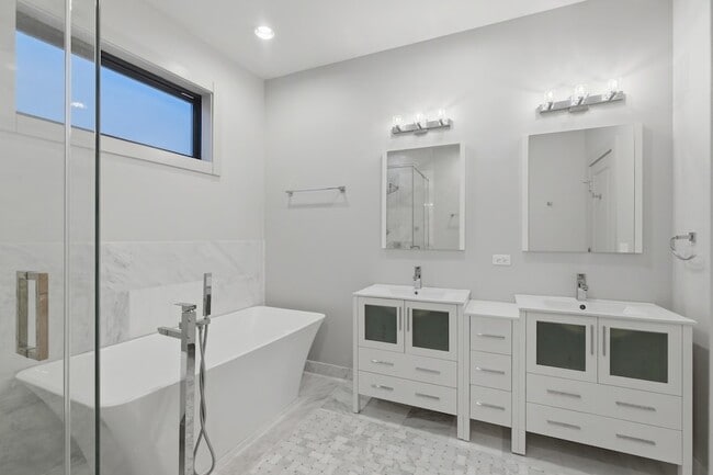 Building Photo - 4226 S Ellis Ave