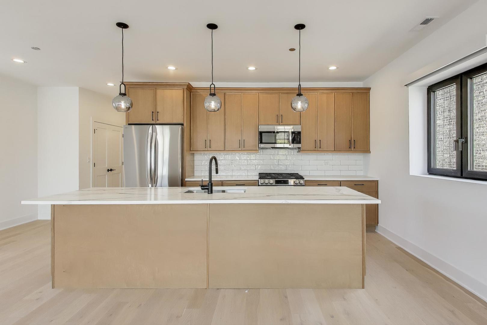 Building Photo - 1619 W Lawrence Ave