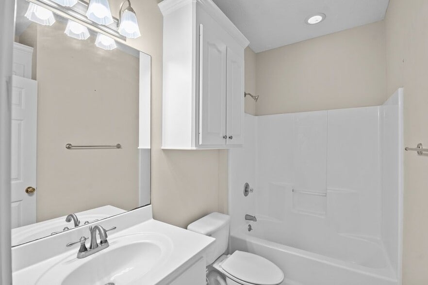 Building Photo - 102 Avery Forest