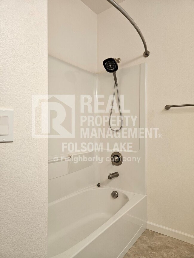 Building Photo - Spacious 3 bedroom 2.5 bath in the Westshore Lake Neighborhood