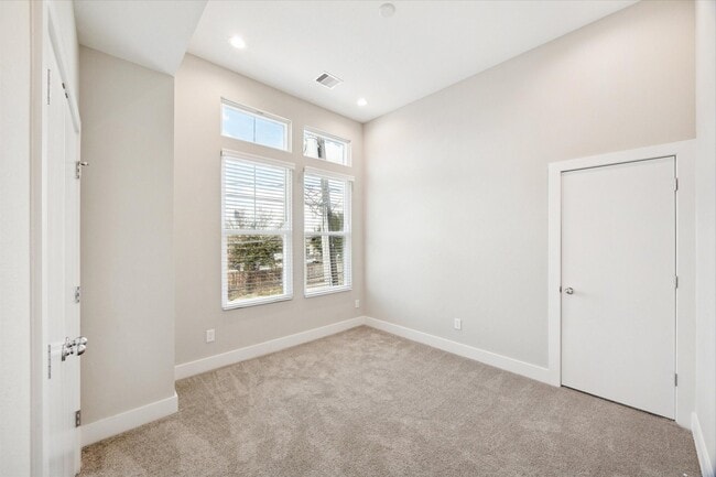 Building Photo - 8664 Easthaven Blvd