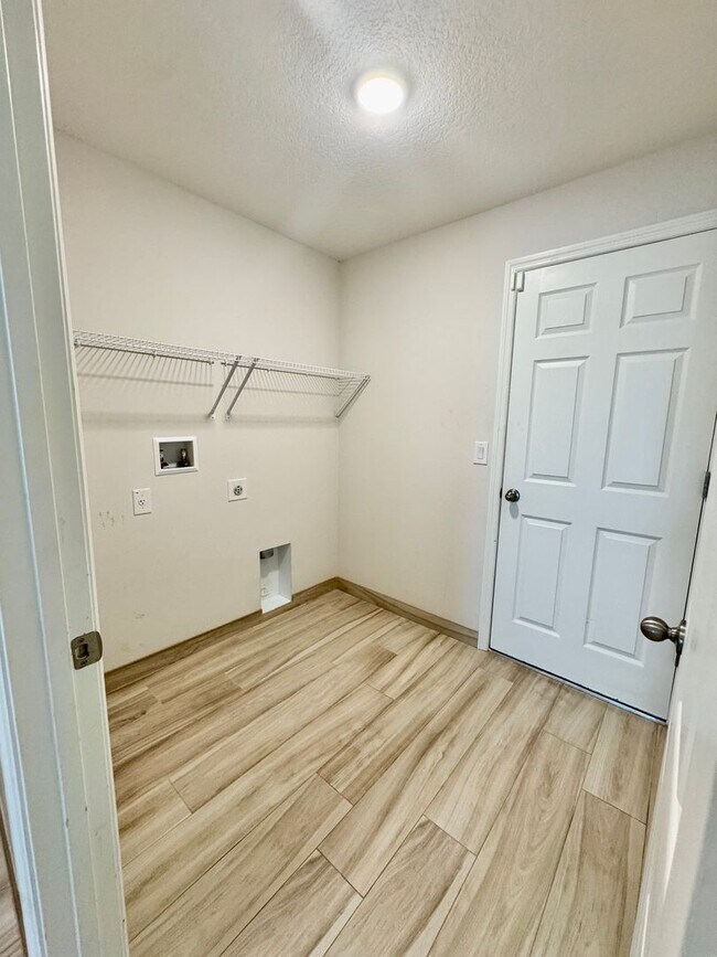 Building Photo - Beautiful 4-Bed, 2-Bath Home in a Prime Location!