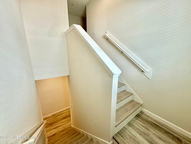 Building Photo - 826 5th Ave S