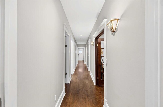 Building Photo - 865 Monroe Cir NE