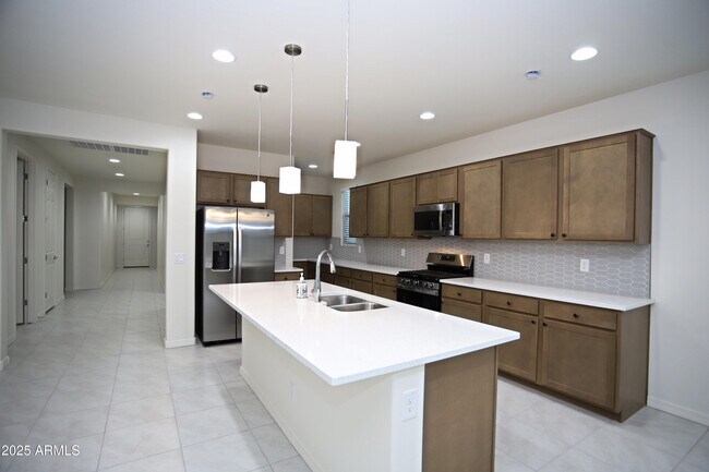 Building Photo - 976 W Finch Dr