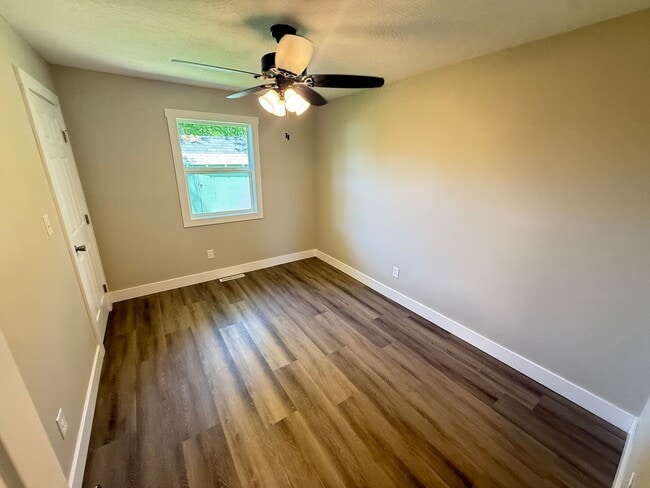 Building Photo - 4 bed 2 Bath Ozark, MO