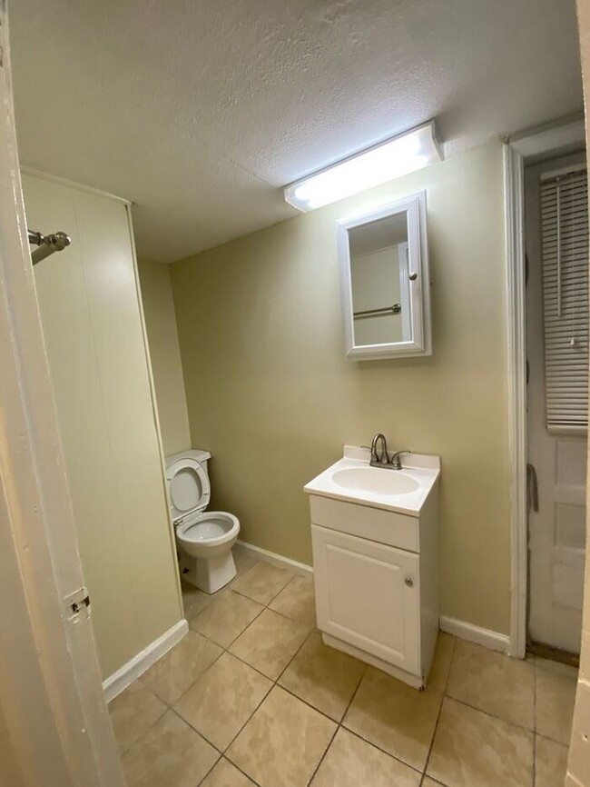 Building Photo - Cottage home, 5 minutes to Wrightsville Be...