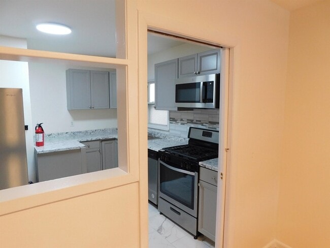 Building Photo - 21 W 14th St