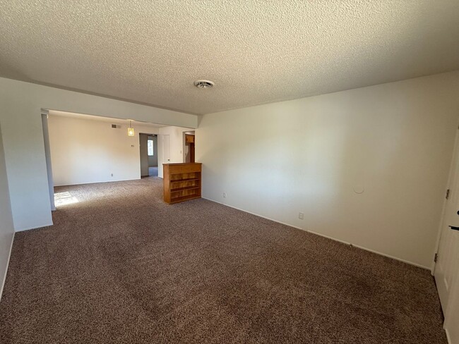 Building Photo - Cute 2 bedroom, 2 bath duplex available NOW!