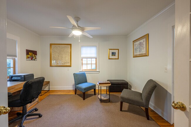 Building Photo - 566 Newberry St SW