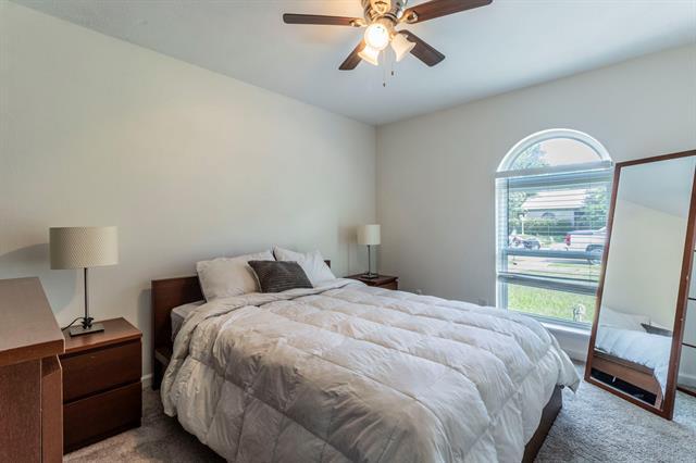 Building Photo - 5049 Roberts Dr