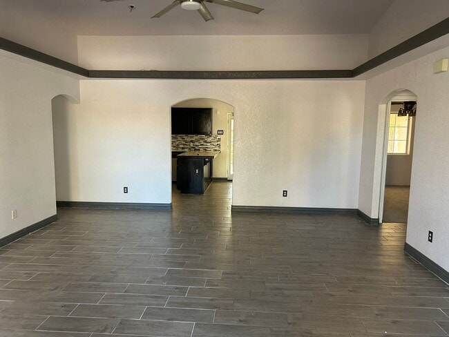 Building Photo - MOVE-IN READY!