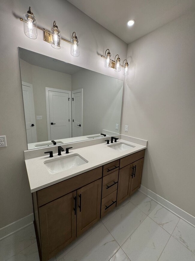 Building Photo - Stylish West Nashville 3 bed 2.5 bath - Pet Friendly