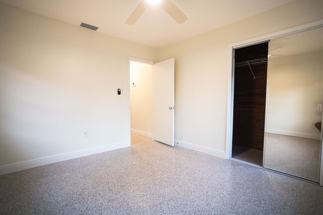 Building Photo - Annual  2 bed/1 bath house available $2,40...