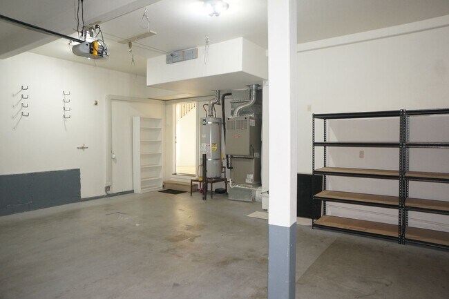 Building Photo - Exquisite NW Portland 4 bedroom with panoramic views