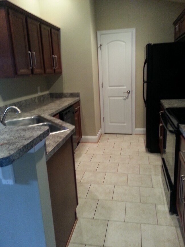 Building Photo - Two bedroom condo, top floor, with view, near Timberlake/ Liberty/ CVCC