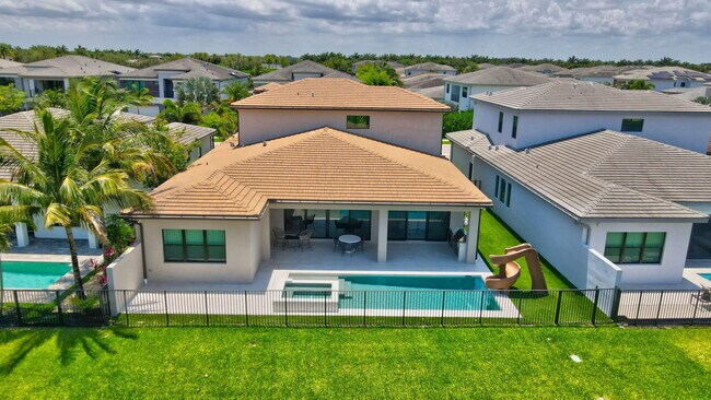 Building Photo - 17112 Aquavera Way