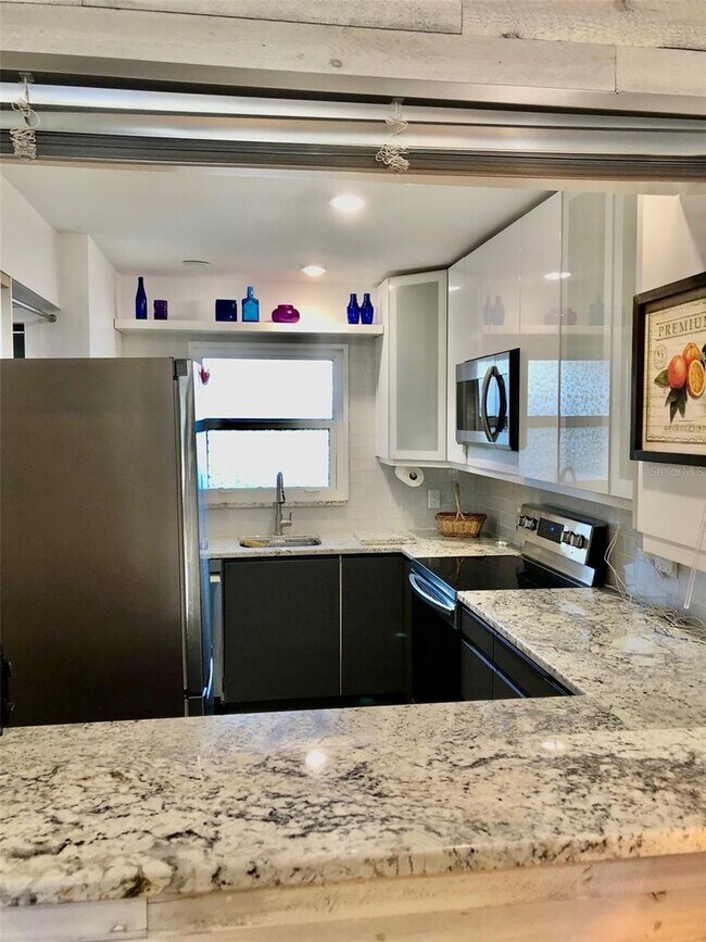 Building Photo - Furnished Annual - Close to Venice Beach!