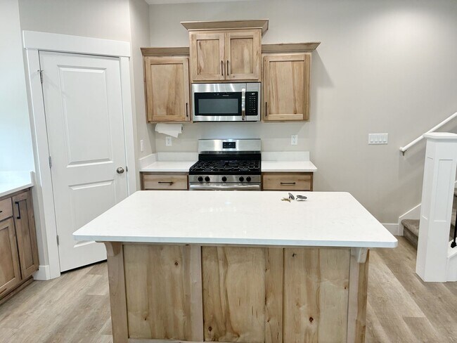 Building Photo - Beautiful new 3-bedroom, 2.5-bathroom townhome