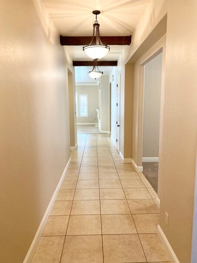 Building Photo - Beautiful 3-Bed, 2-Bath Near Sanger West High School