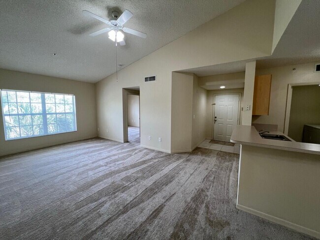 Building Photo - 5016 Lantana Rd