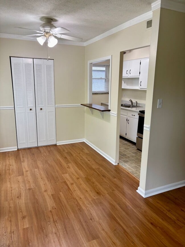 Building Photo - 2 bedroom 1 bath unit for rent in the High...