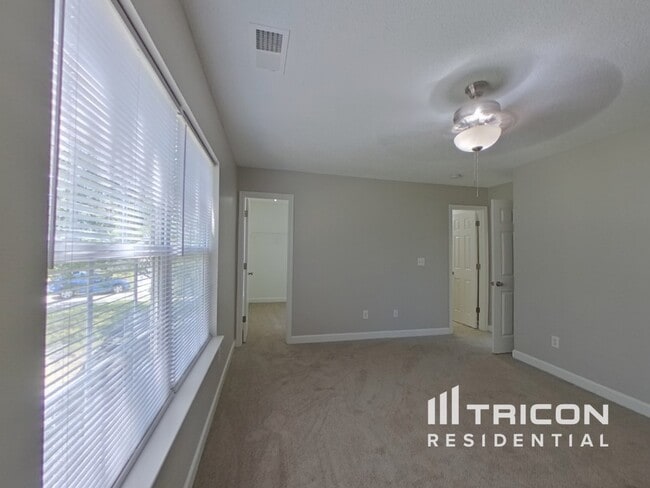 Building Photo - 2045 Sunset Village Dr