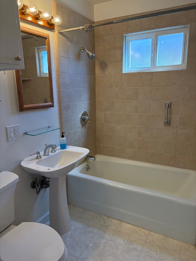 Building Photo - *Move-In Special* Charming 3 bed, 2 bath with office on San Carlos Border