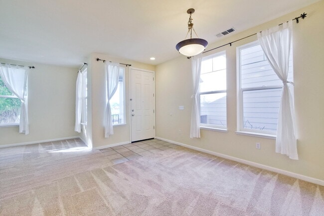 Building Photo - Large, Bright and Beautiful 3BR/2.5BA/2,195sf home in great condition!