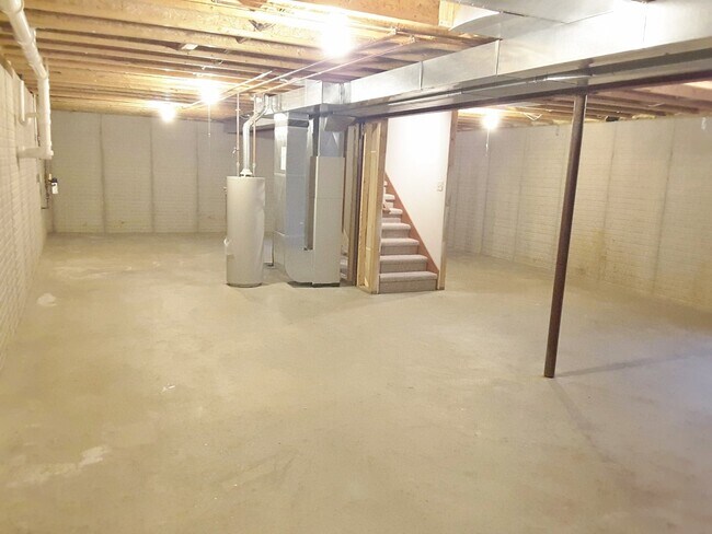 Building Photo - 3 Bedroom 2 Bathroom Single Family Home in...