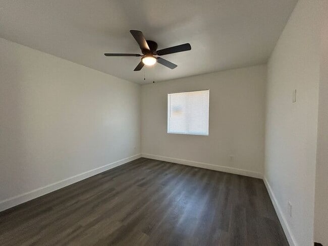 Building Photo - 1254 W Manhatton Dr