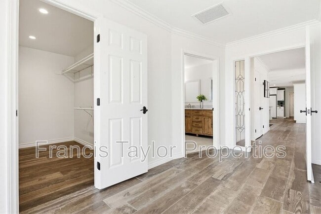 Building Photo - 29059 Meadow Glen Way W