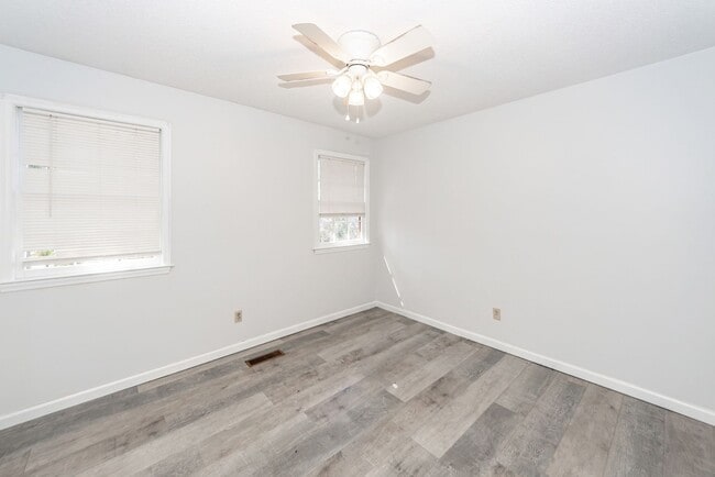 Building Photo - 2 Bedroom, 1.5 Bathroom Townhome - Summerville