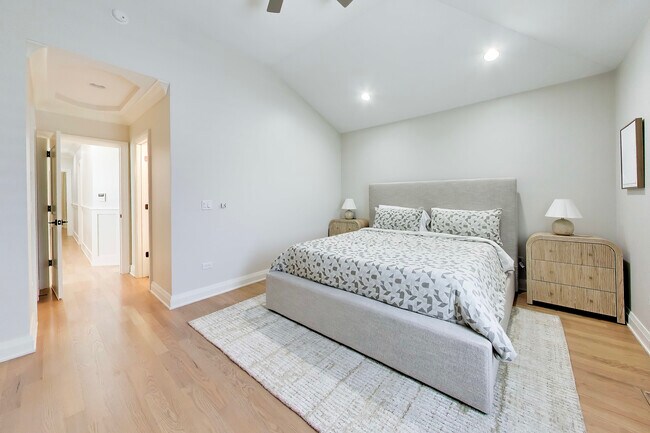 Building Photo - 700 E 46th St