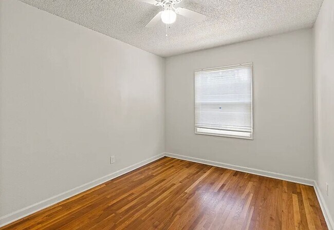 Building Photo - Delightful Updated 1-bedroom unit.