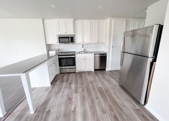 Building Photo - 221 NE 26th, Apt B