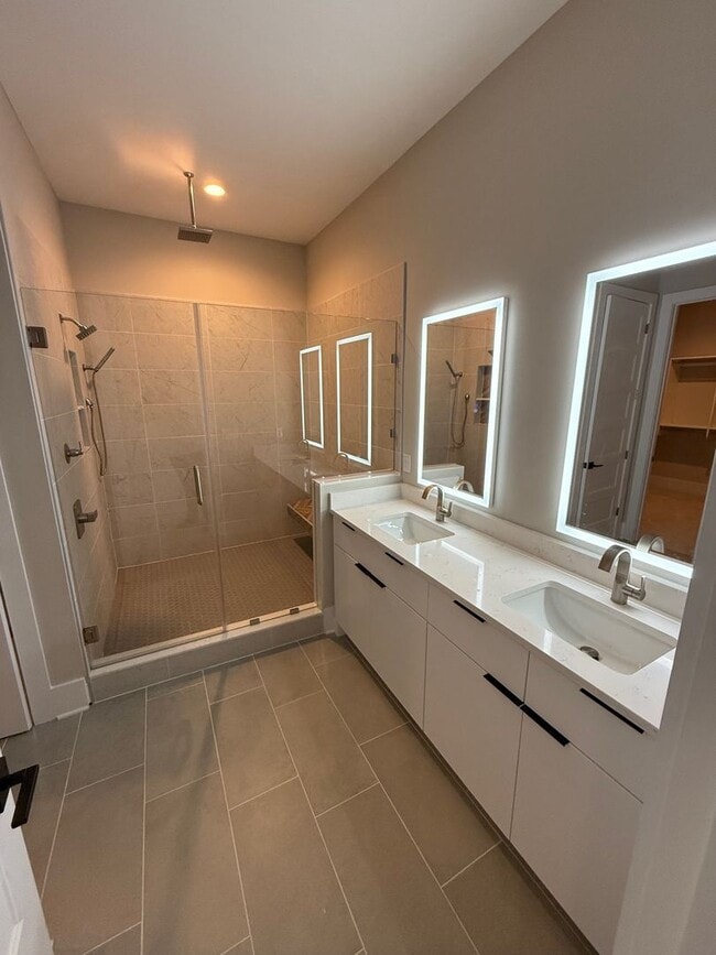 Building Photo - LUXURY Rooftop Terrace Townhome Uptown CLT **ONE MONTH FREE WITH A 13 MONTH LEASE**