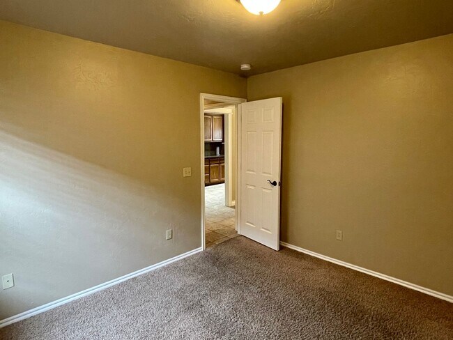 Building Photo - Beautiful 4 bed 2 bath home with a spacious up to date kitchen!