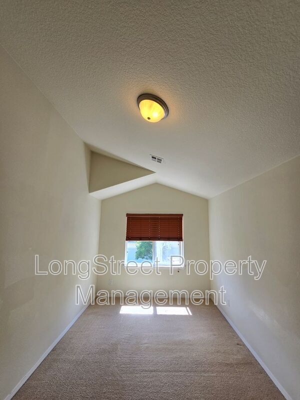 Building Photo - 3008 NW Morning Glory Dr