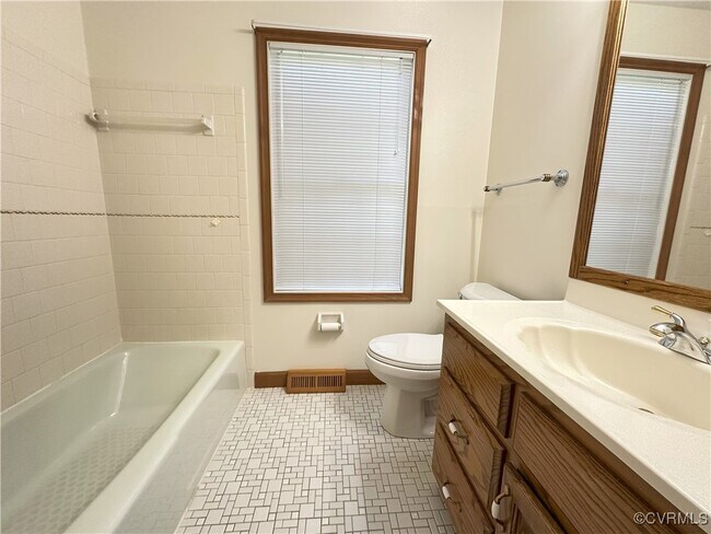 Building Photo - 16421 Chinook Dr